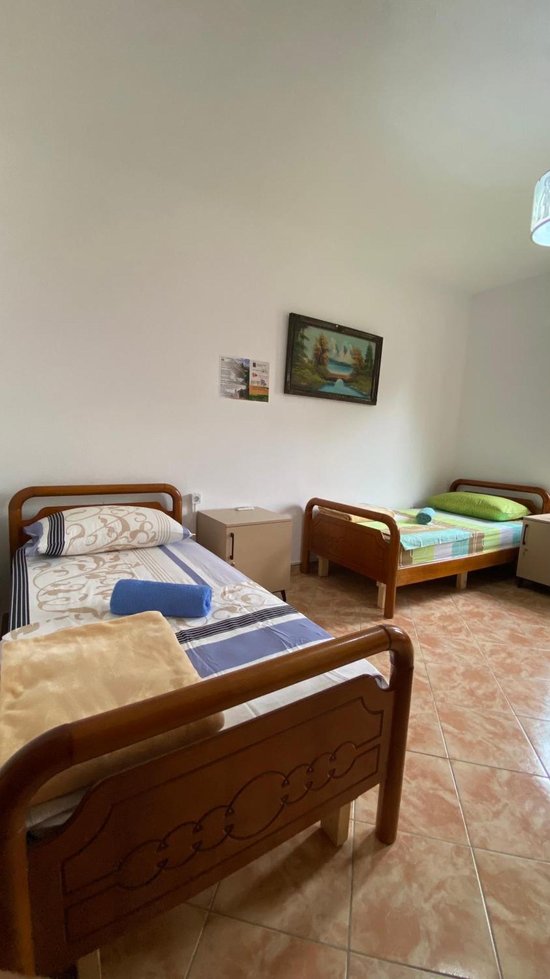 The Hood - Shkodra Backpackers Hostel Extérieur photo